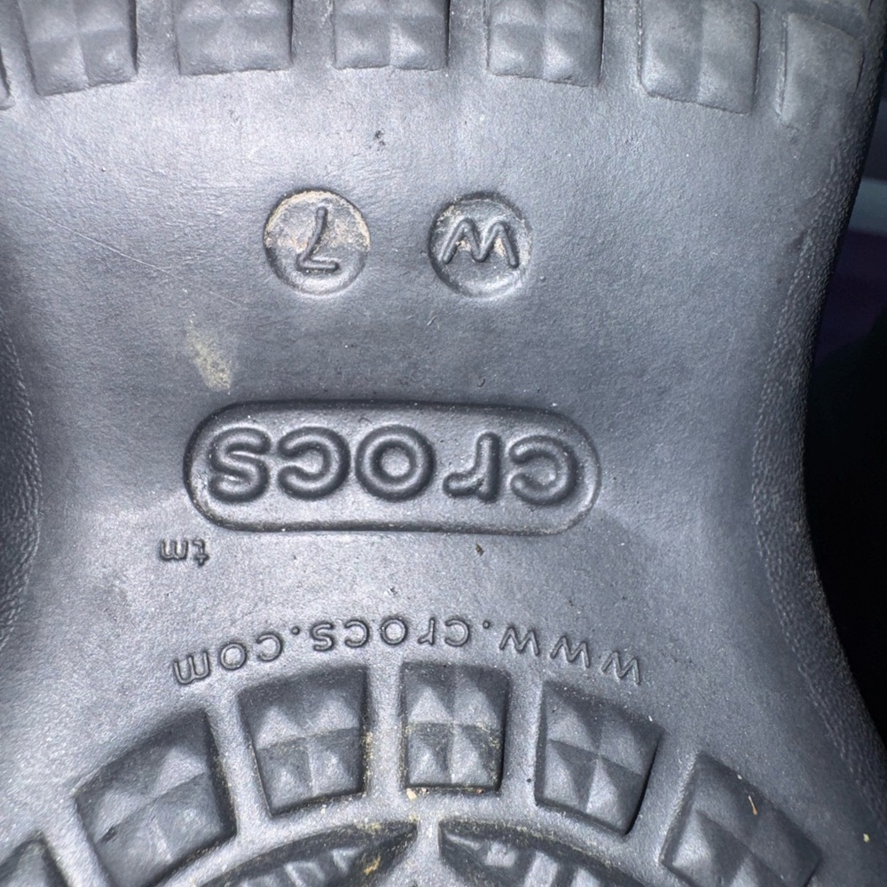 CROCS “Bae” black women’s platform with jibbitz worn smoke and pet free - Picture 3 of 3